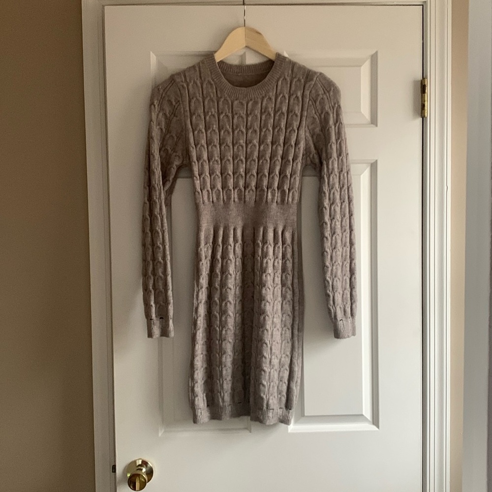 Body con light gray sweater dress.